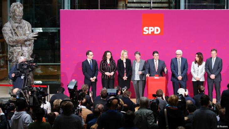 زيغمار غابرييل رئيس الحزب الاشتراكي الديمقراطي الألماني يتوسط أعضاء الحكومة الألمانية الجديدة. Foto: Reuters
