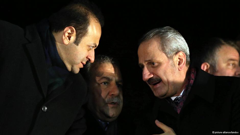 Wirtschaftsminister Zafer Caglayan (rechts) zusammen mit Innenminister Muarrem Güler (links); Foto: picture-alliance/landov