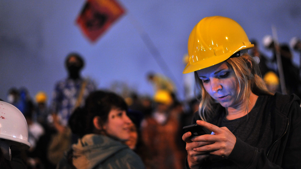 Türkin nutzt soziale Medien bei Gezi-Park-Protesten; Foto: AFP/Getty Images