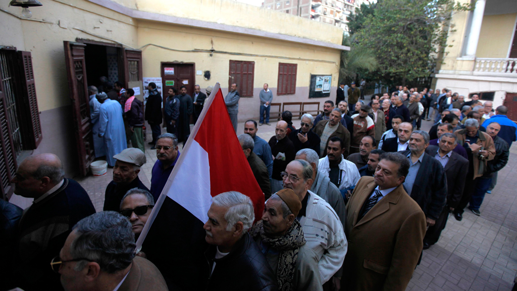 Warteschlange außerhalb eines ägyptischen Wahlbüros, Kairo, 14. Januar 2014; Foto: Reuters