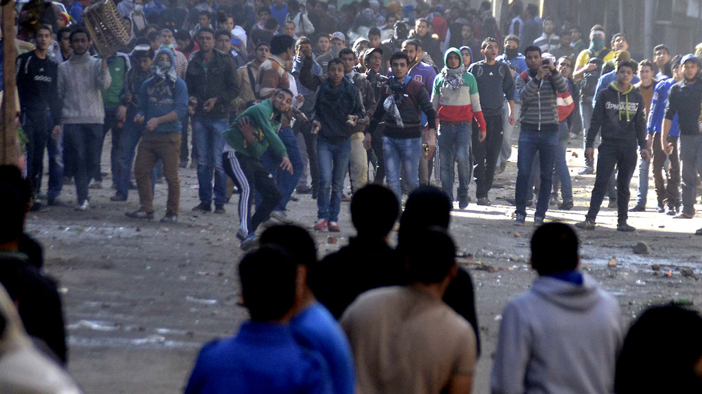 Gegner der Militärs bei Ausschreitungen im Kairoer Viertel Gizeh; Foto: AFP/Getty Images
