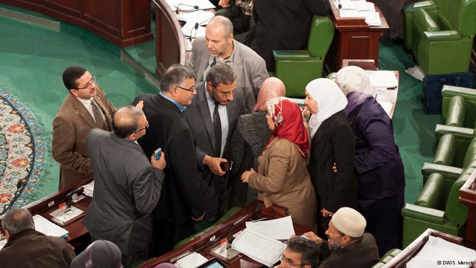 Tunisian parliamentarians in discussions (photo: DW/S. Mersch)