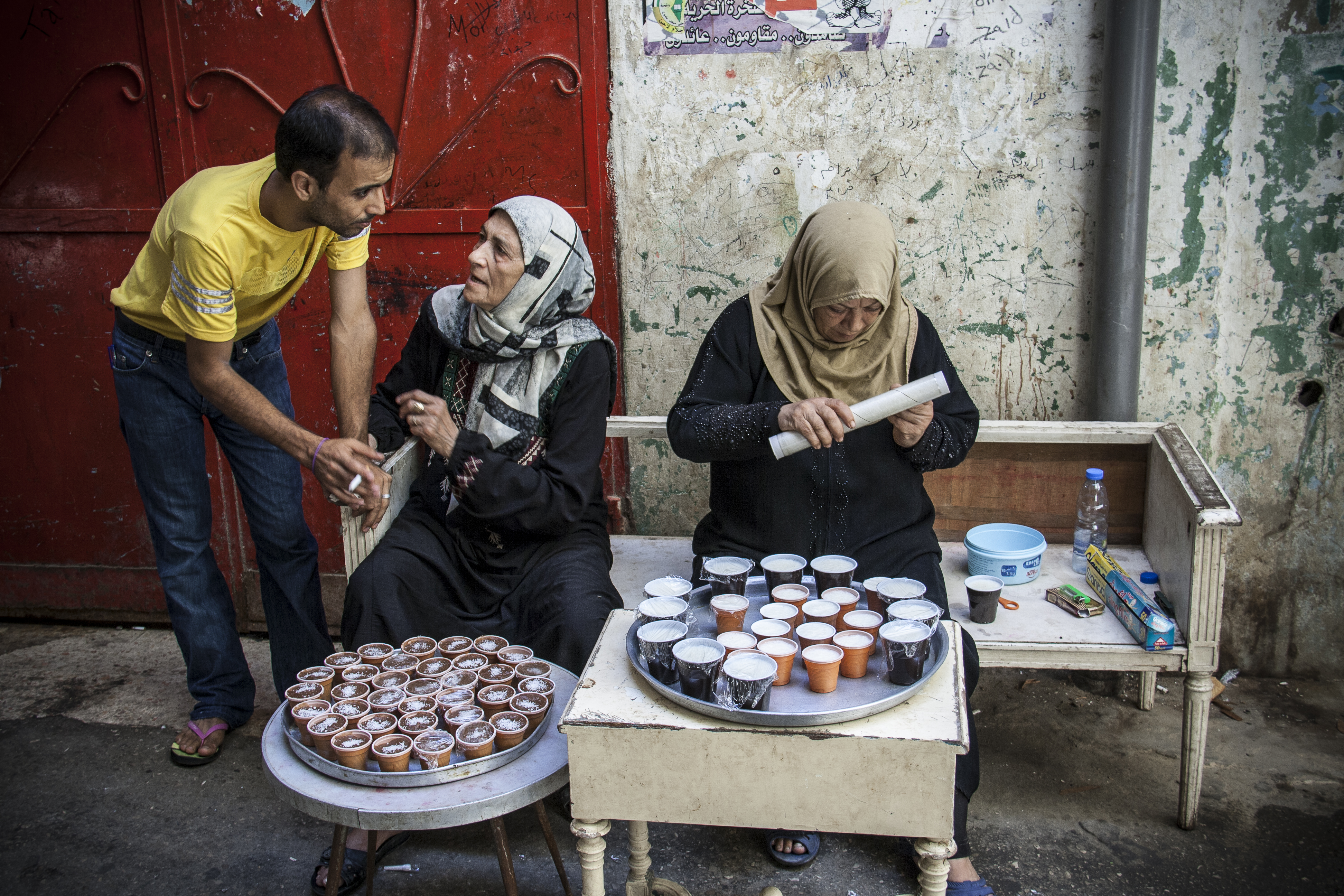 Abed gemeinsam mit einigen Frauen auf einer der Straßen im Flüchtlingslager Schatila; Foto: Mohammad Reza Hassani