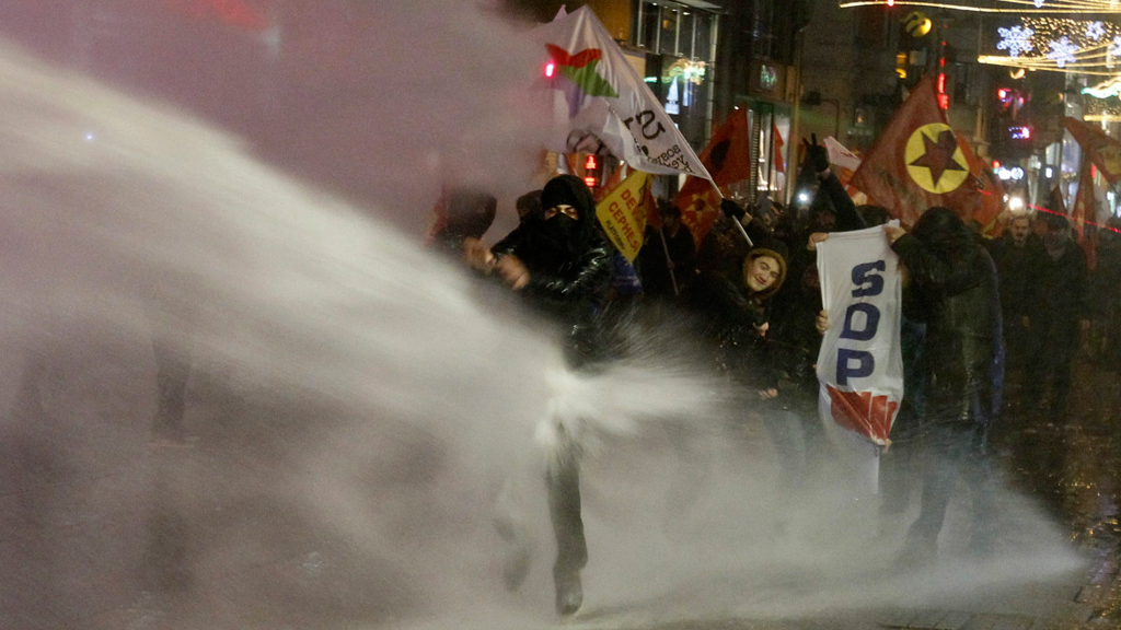 Tausende demonstrieren in Istanbul gegen Internet-Gesetze; Foto: Reuters/Osman Orsa