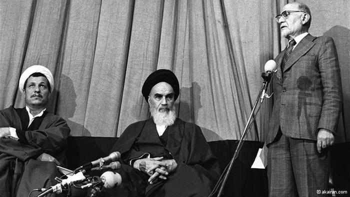 Ayatollah Khomeini and Mehdi Bazargan (photo: akairan.com)