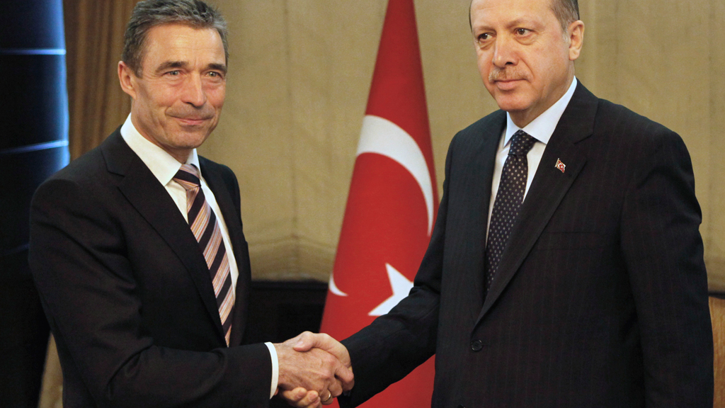Anders Fogh Rasmussen and Recep Tayyip Erdogan shake hands in Ankara (photo: dapd)