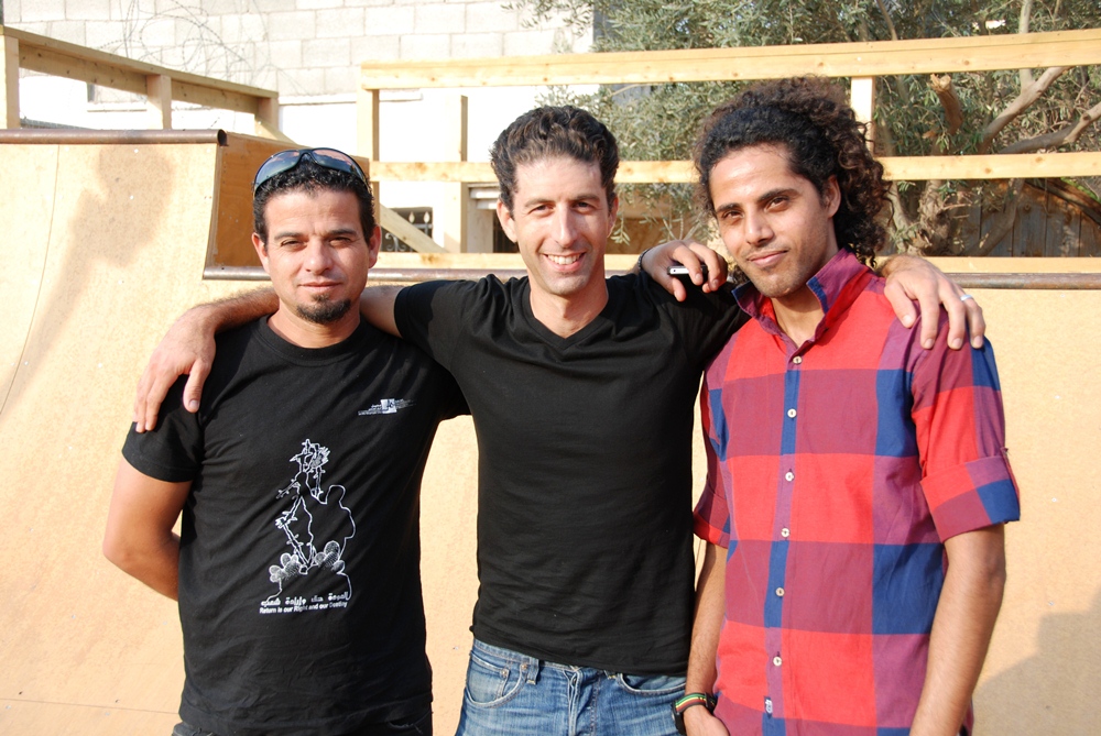 Saijid (rechts) gemeinsam mit Skatern vor der Skaterrampe in Qalqiliya; Foto: Laura Overmeyer