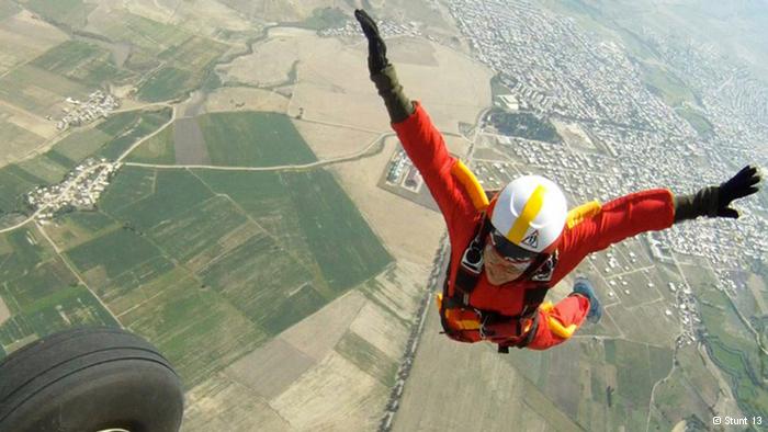Mahsa Ahmadi bei einem Fallschirmsprung 2012; Foto: © Stunt 13