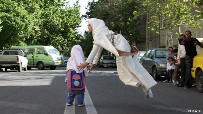 Ahmadi mit islamischer Kleiderordnung bei der Durchführung einer Stunt-Szene; Foto: © Stunt 13