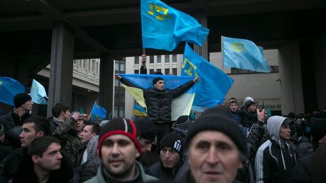 Krimtataren demonstrieren am 26.2.2014 für ihre Rechte vor dem Parlament in Simferopol; Foto: Reuters
