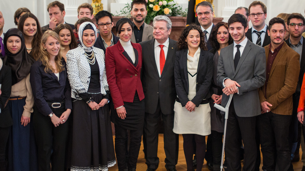 Bundespräsident Joachim Gauck mit den Teilnehmern der Jungen Islam Konferenz; Foto: picture-alliance/dpa