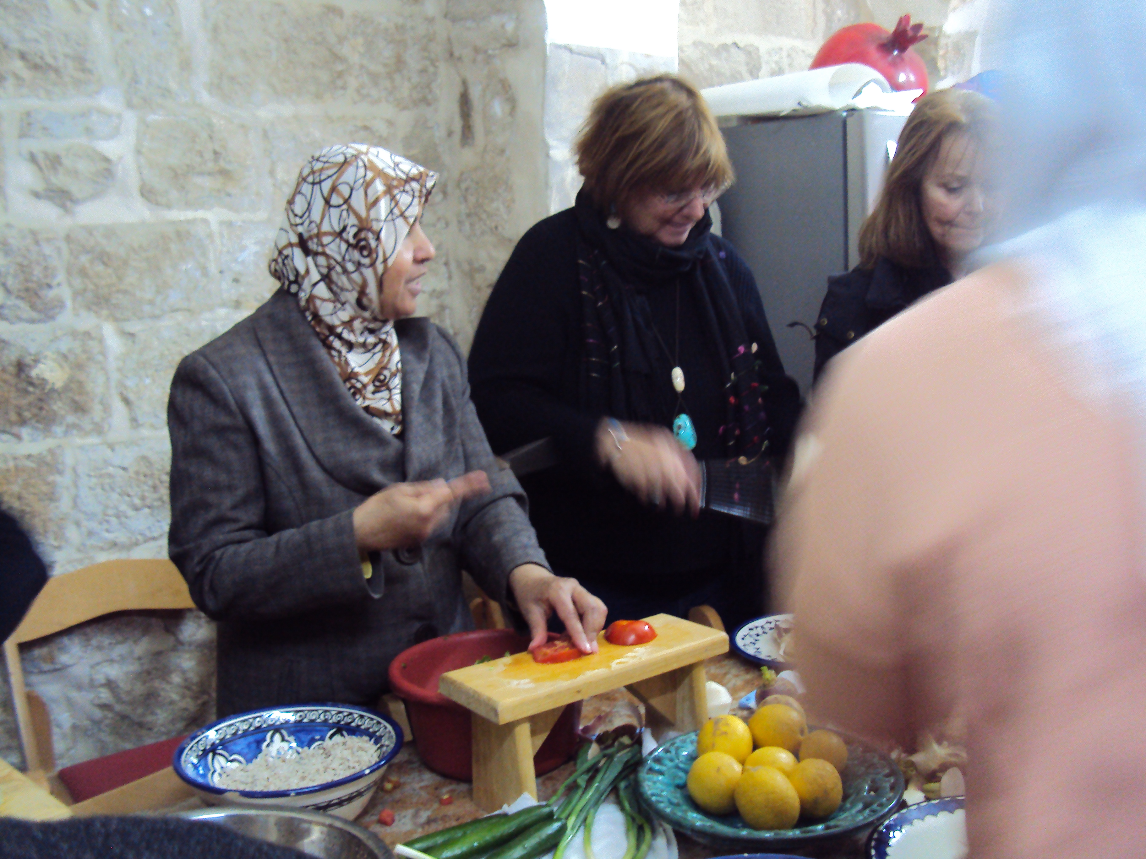 Frauen der Initiative "Bait Al-Karama" beim Kochen; Foto: Ulrike Schleicher 