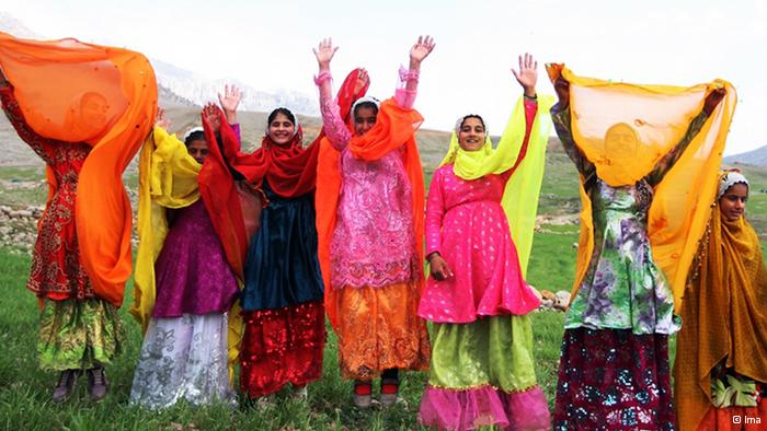 Bunt bekleidete Frauen feiern das persische Noruz-Fest; Foto: © Ima