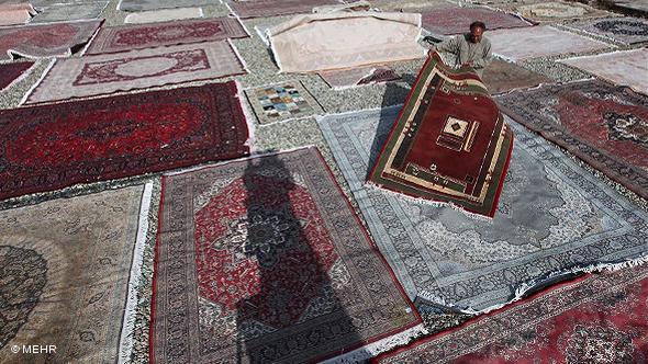 A man searches for a place to set down his carpet (photo: © Mehr)