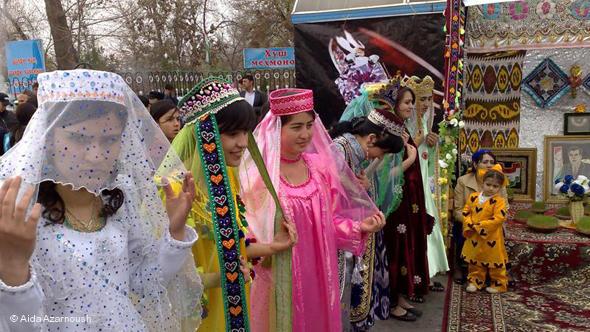 Tajik women dancing to celebrate Nowruz (photo: © Aida Azarnoush)