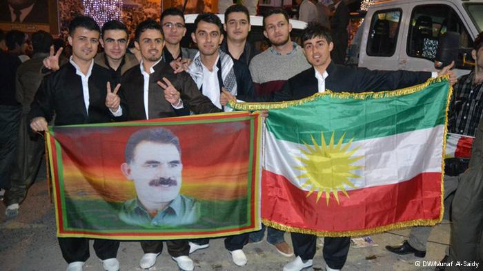  أعلام الإقليم وصورة الزعيم الكردي أوجلان