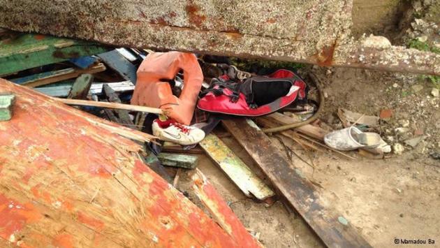 Personal belongings lying among the wreckage of the boats (photo: Mamadou Ba)