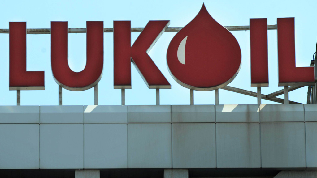 Logo des größten russischen Mineralölkonzerns "Lukoil"; Foto: NIKOLAY DOYCHINOV/AFP/Getty Images 