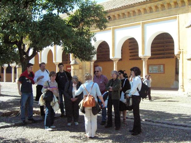 A group of tourists outside La Mezquita (photo: dpa)
