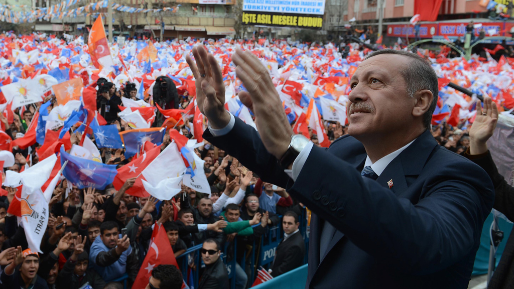 Turkish Prime Minister Recep Tayyip Erdogan addresses an AKP rally in Adiyaman, Turkey, 4 March 2014 (photo: picture-alliance/AP)