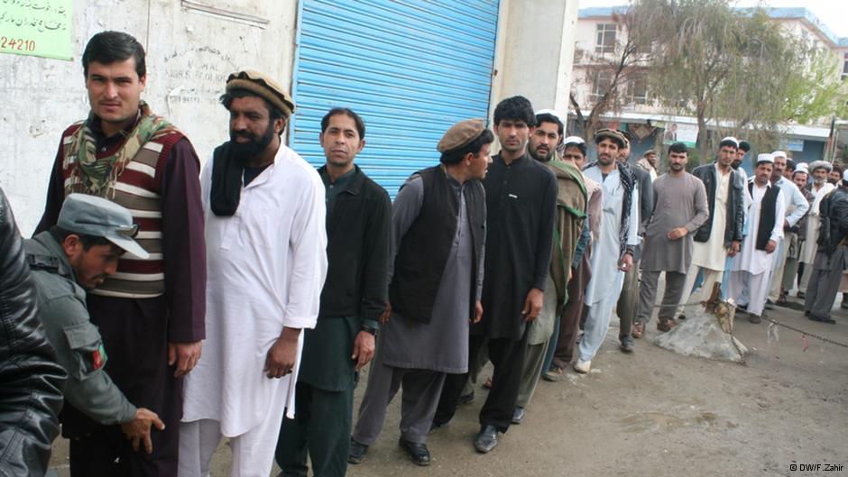 Lange Schlange vor einem Wahllokal in Kabul; Foto: Emran Feroz