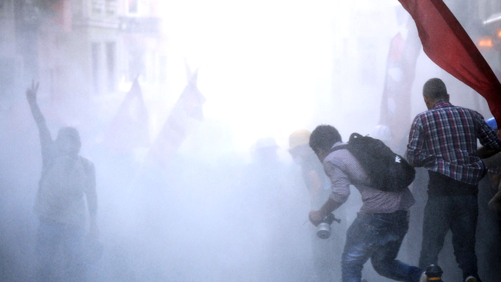 Gezi-Park-Proteste in der Türkei am 6. Juli 2013: Zusammenstoß von Erdogan-Gegner mit der Polizei in der Istiklal Avenue in Istanbul; Foto: BULENT KILIC/AFP/Getty Images