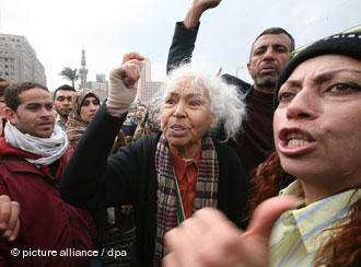Nawal El Saadawi bei Protesten gegen das Mubarak-Regime auf dem Tahrir-Platz in Kairo am 7. Februar 2011; Foto: dpa/picture-alliance
