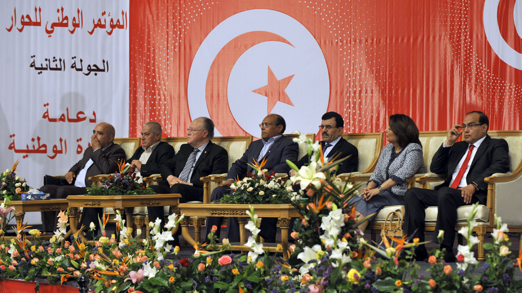 Tunesiens Präsident Moncef Marzouki (m.) während einer Veranstaltung des Nationalen Dialogs am 16. Mai 2013 in Tunis; Foto: FETHI BELAID/AFP/Getty Images