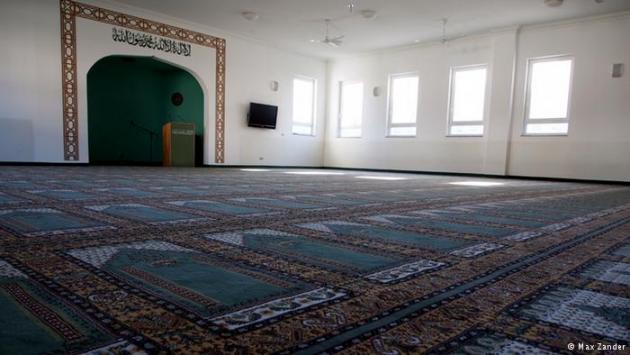 Interior of the Khadija Mosque in Berlin-Heinersdorf (photo: Max Zander)