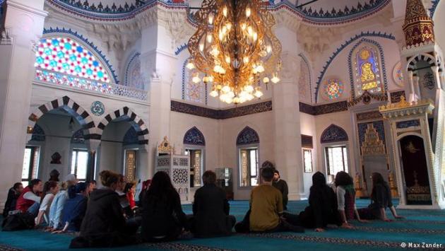 Interior of the Sehitlik Mosque in Berlin-Neukölln (photo: Max Zander)