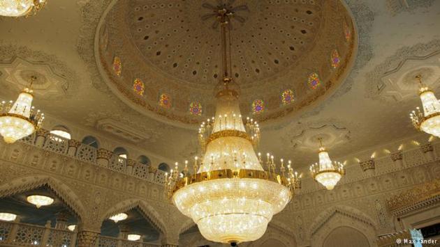Interior of the Umar Ibn Al-Khattab Mosque in Berlin-Kreuzberg (photo: Max Zander)