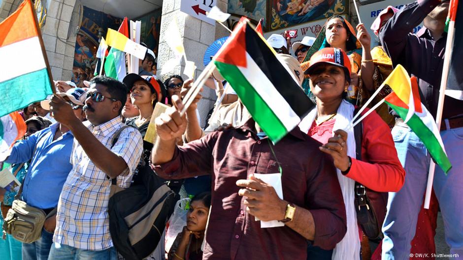 People welcomed Pope Francis to the West Bank with flags from a variety of countries (photo: DW/K. Shutleworth)