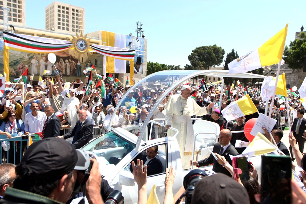 البابا يلقي التحية على  آلاف الحجاج والمؤمنين وسط ساحة كنيسة المهد-مدينة بيت لحم  -تصوير مهند حامد 