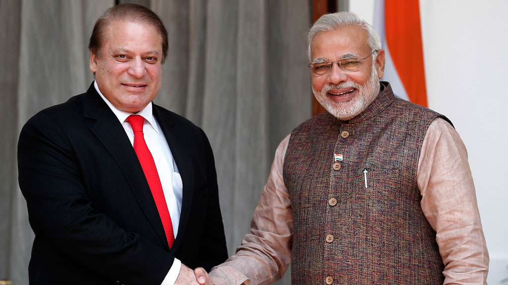 Narendra Modi (right) and Nawaz Sharif (photo: Reuters)