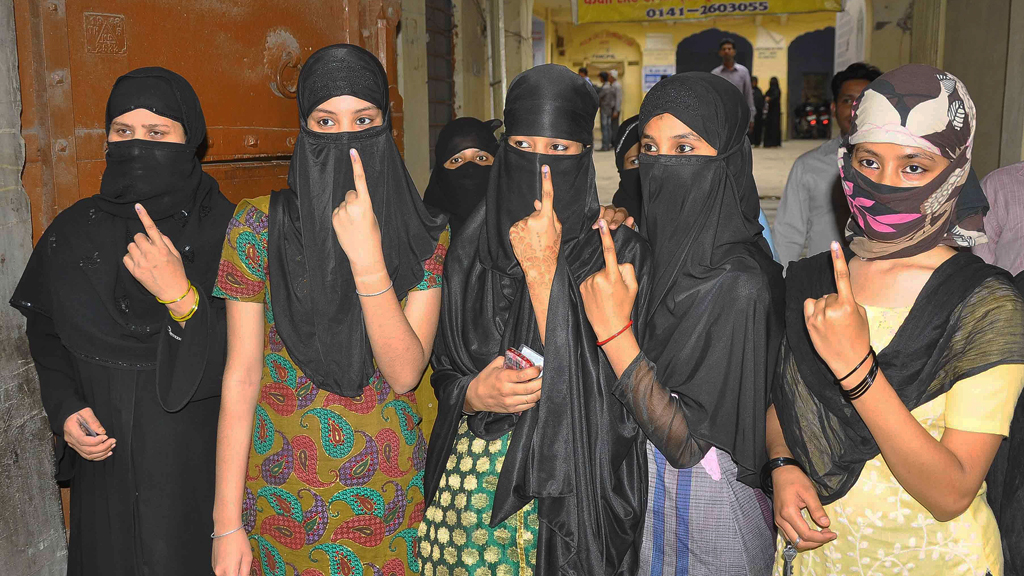 Young Muslim girls show the marks on their fingers after casting their votes in India's parliamentary elections 2014 (photo: DW/J. Sehgal)