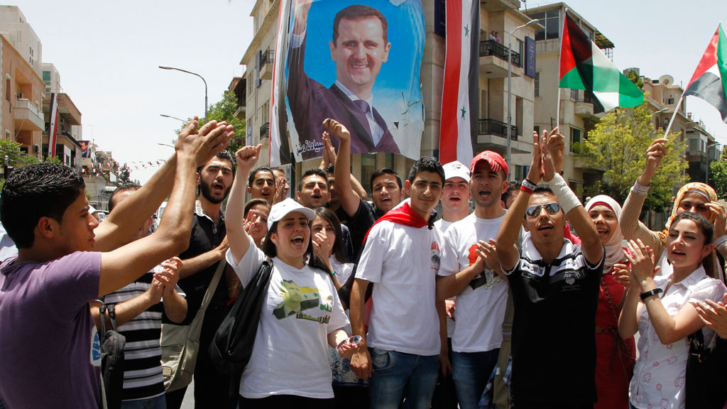 Anhänger Assads jubeln während einer Wahlveranstaltung in Damaskus; Foto: REUTERS/Khaled al-Hariri