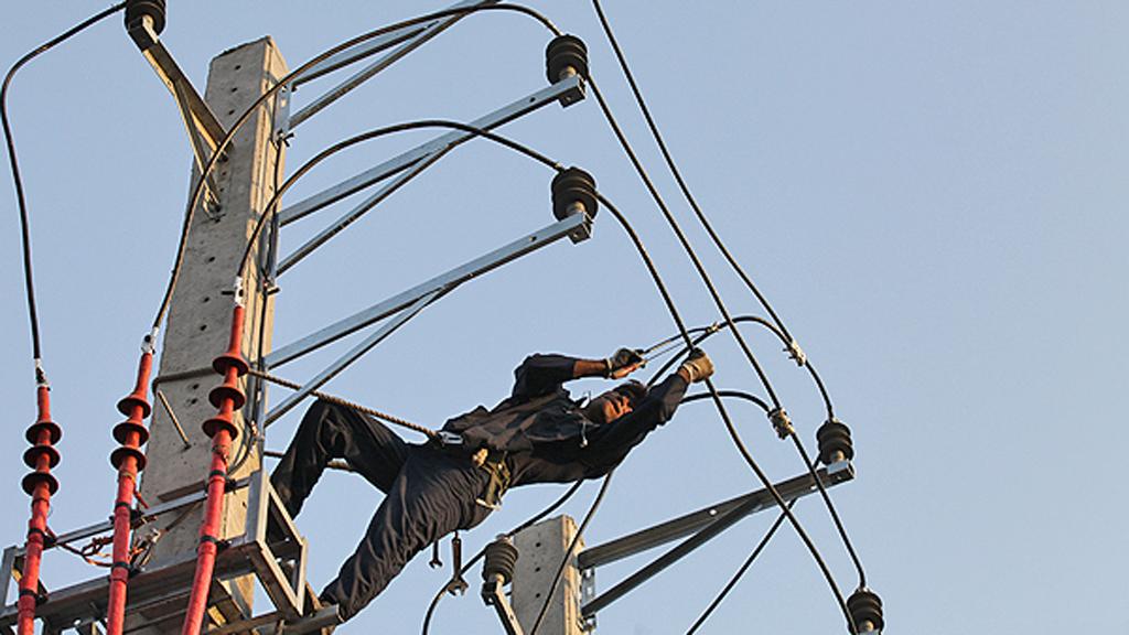Afghanischer Arbeiter repariert einen Strommast in Teheran; Foto: ILNA