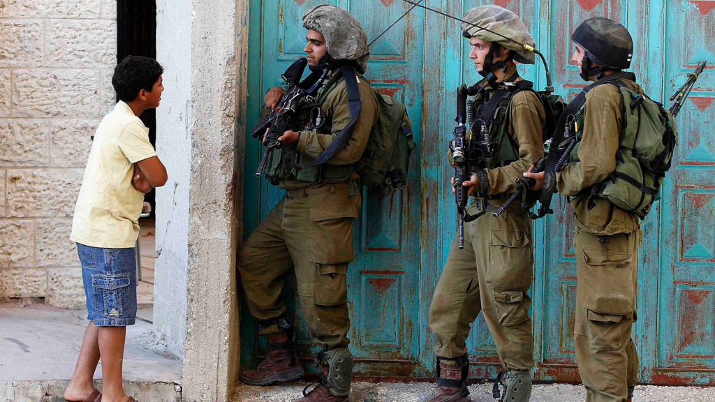 Israelische Soldaten während einer Hausdurchsuchung in Hebron; Foto: Reuters/Ammar Awad