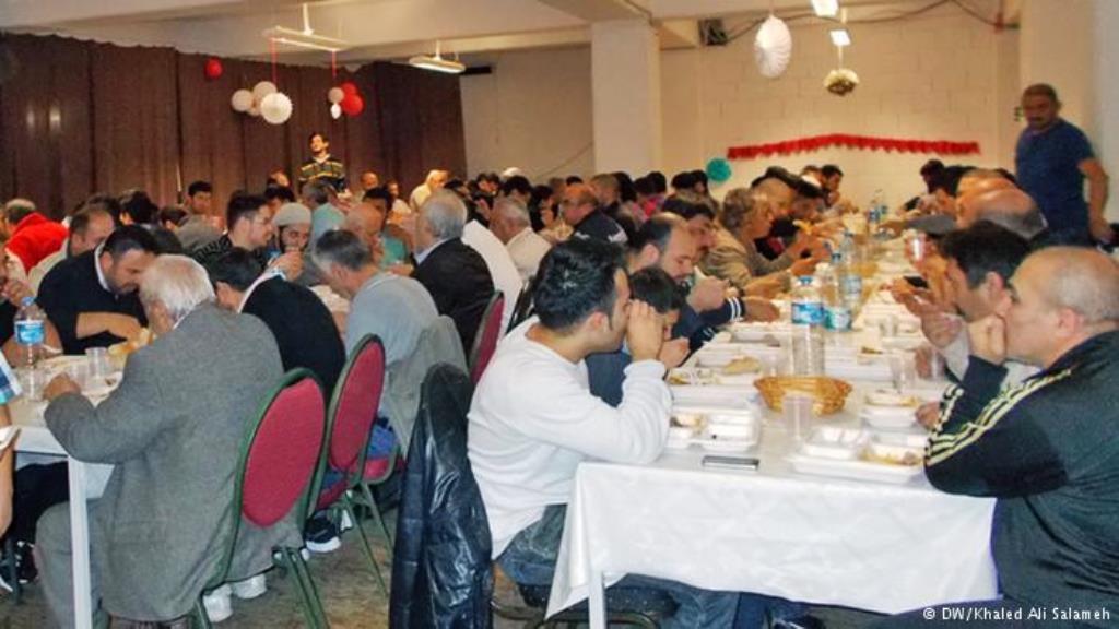 شهر الصيام رمضان - إفطار وحوار في على موائد الرحمن في مساجد ألمانيا