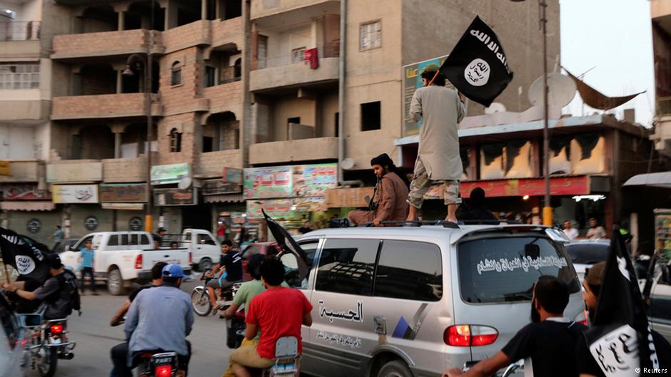 Anhänger der ISIS feiern in ar-Raqqa die Ausrufung des Kalifats; Foto: Reuters
