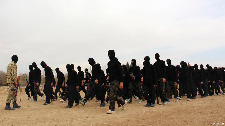 Marsch von Kämpfern in einem extremistischen Ausbildungslager; Foto: Reuters