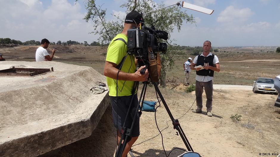 Israelischer Journalist Yoav Even bei der Arbeit vor der Kamera; Foto: DW/Bettina Marx