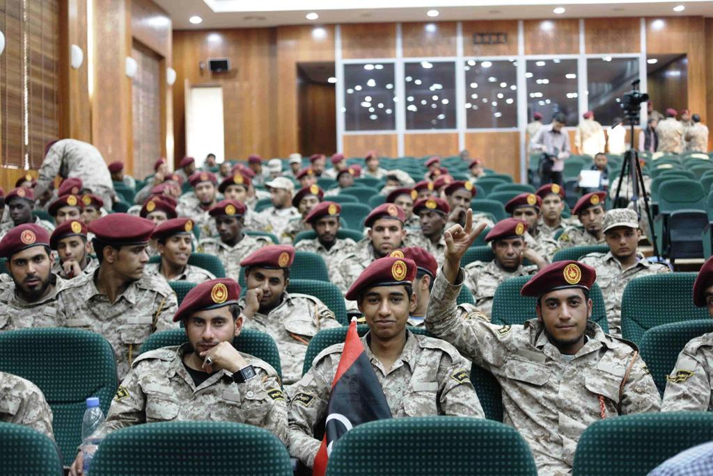 Mitglieder der Sawaiq-Miliz bei einer Einführungszeremonie in die libysche Armee; Foto: Valerie Stocker