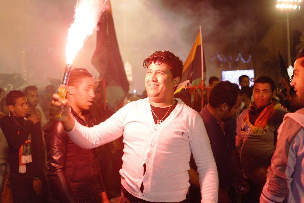 Jugendliche begehen mit Fahnen und Fackeln den Revolutionsfeiertag in Tripolis; Foto: Valerie Stocker