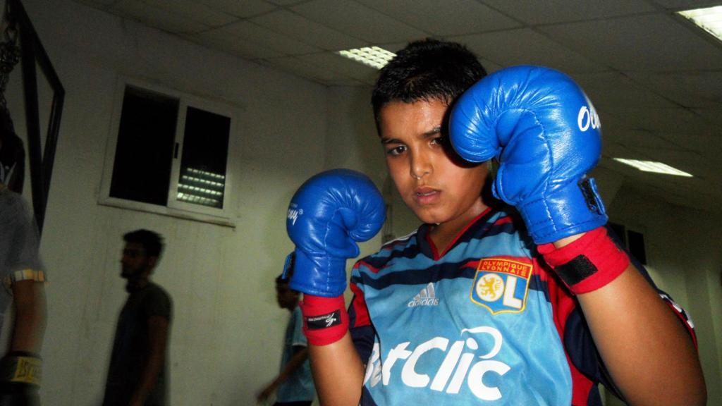 Junge trainiert in einem Box-Verein in Tripolis; Foto: Valerie Stocker