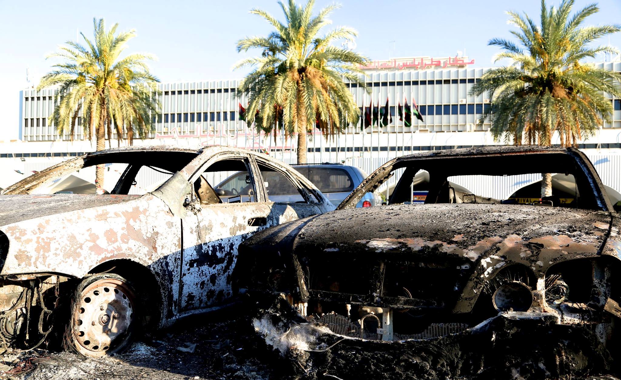 Ausgebrannte Autos vor dem Internationalen Flughafen in Tripolis; Foto: Osama Alfitory