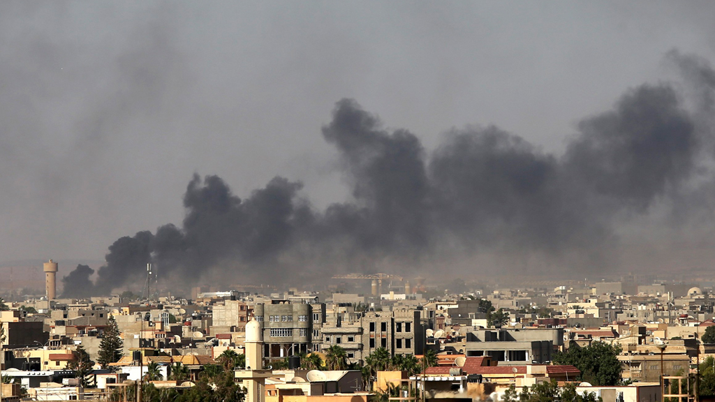 Tripolis unter dunklen Rauchschwaden; Foto: Reuters