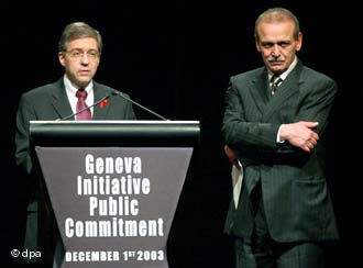 Der ehemalige israelische Justizminister Jossi Beilin (l.) und der  ehemalige palästinensische Minister und Chef der palästinensischen Delegation Jassir Abed Rabbo in Genf; Foto: dpa 