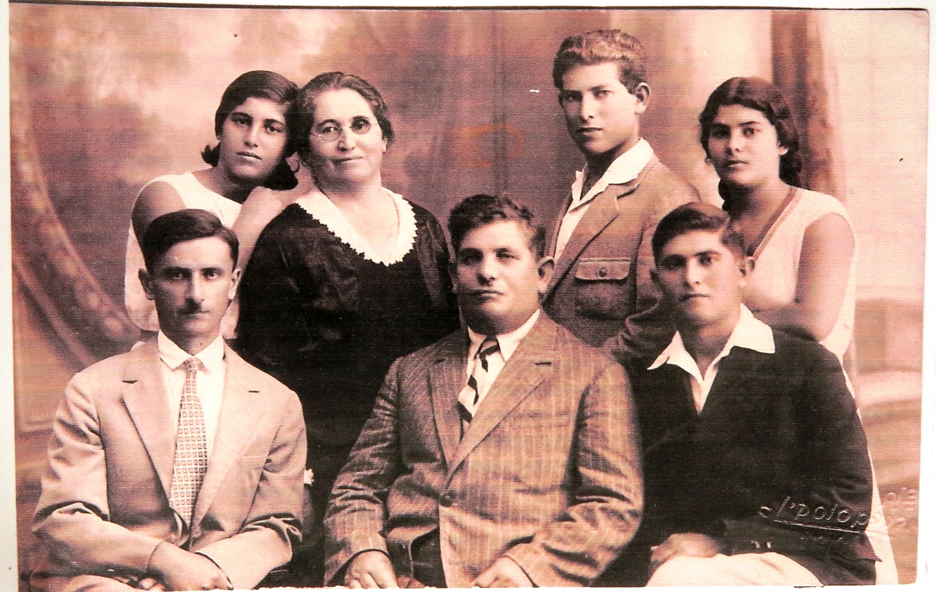 Foto von Tzila mit Chanan links und Eliezer im Zentrum sowie der vier Kinder; Foto: privat