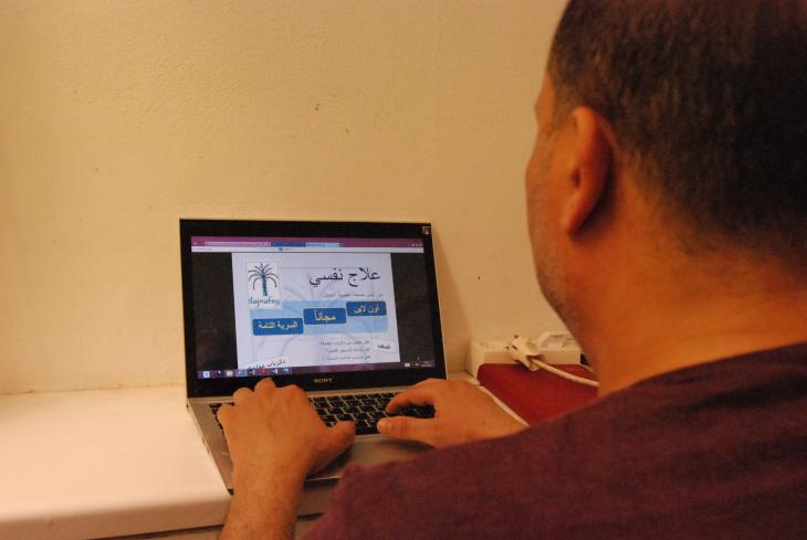 A man using a laptop (photo: Iris Mostegel)